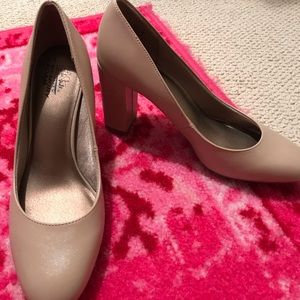 Brand new never worn life stride nude pump 8